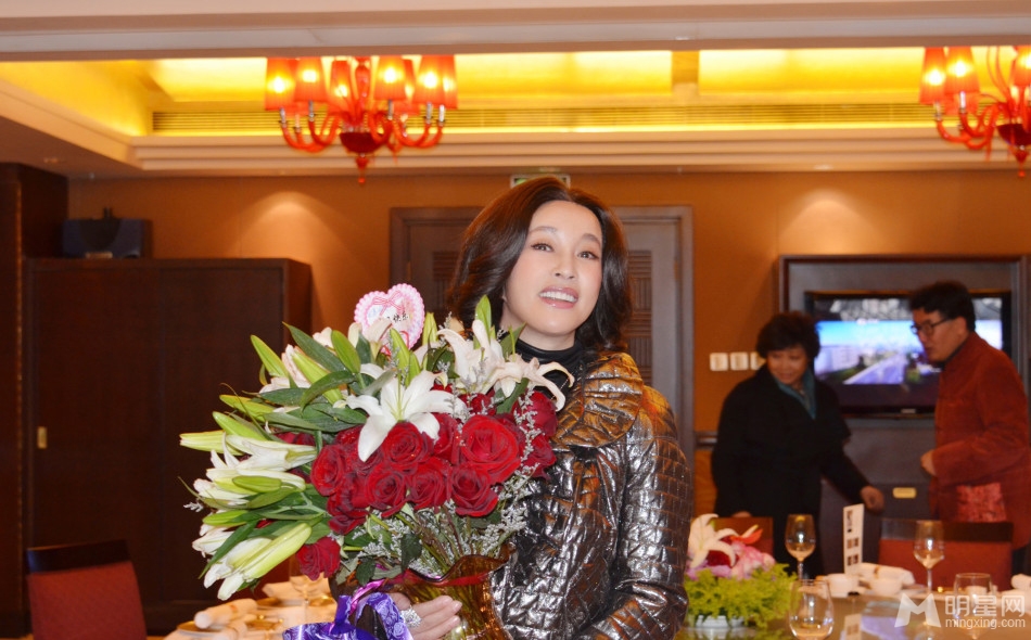刘晓庆婚后首次庆生现场照曝光与丈夫大秀恩爱_图-2