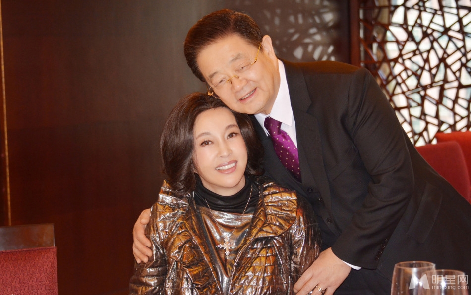 刘晓庆婚后首次庆生现场照曝光与丈夫大秀恩爱_图-9