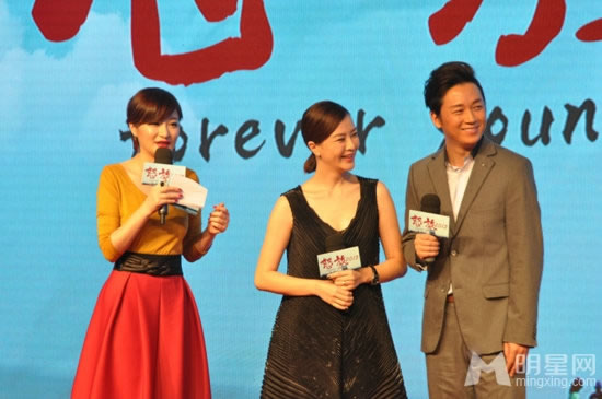 方龄斗小三风波后首亮相主持怒放2013发布会_图-1