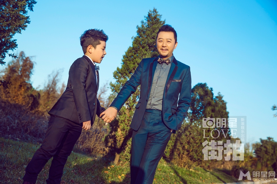 爸爸去哪儿郭涛与儿子石头亲子街拍大片曝光_图-3