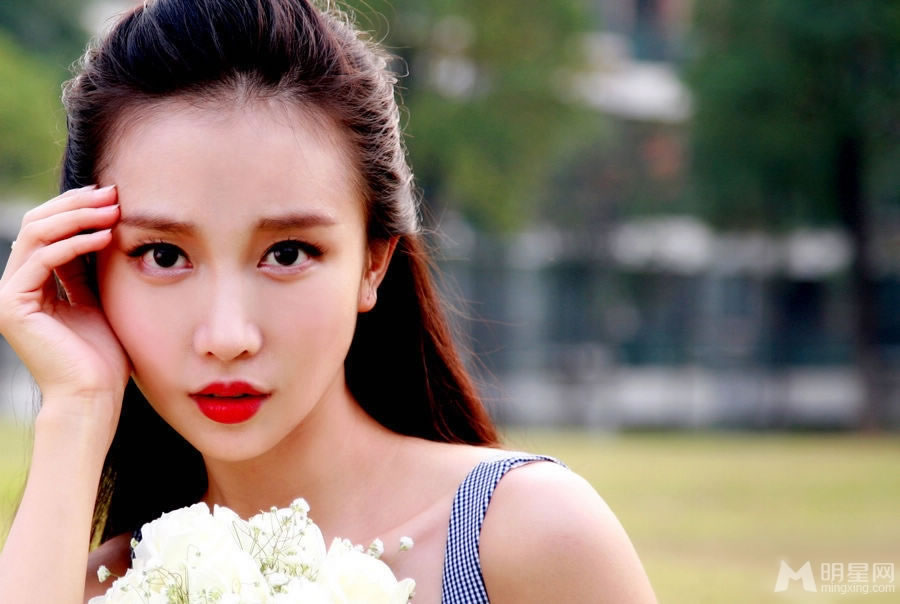 潘时七唯美写真尽显清新文艺气质_图-1