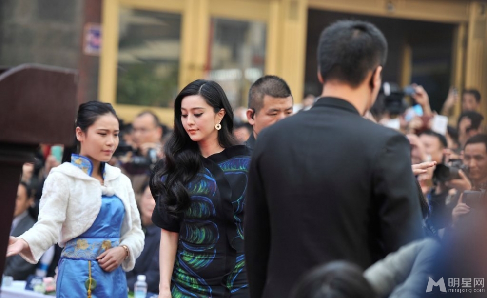 范冰冰合肥捞金身材臃肿专人开路显大牌_图-3