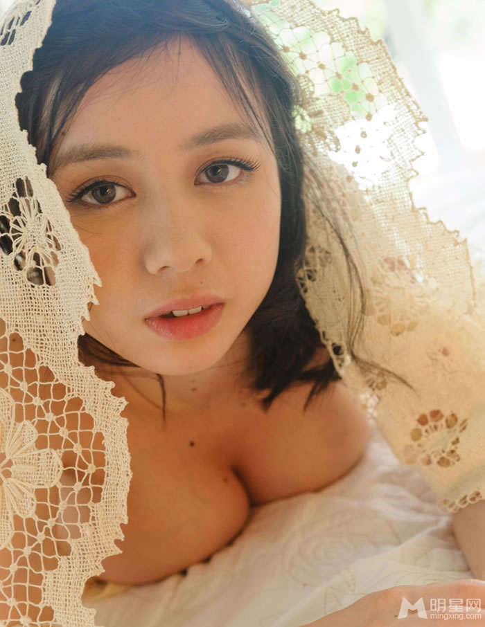 日女星吉川爱美床上写真轻解衣裳好迷人_图-1