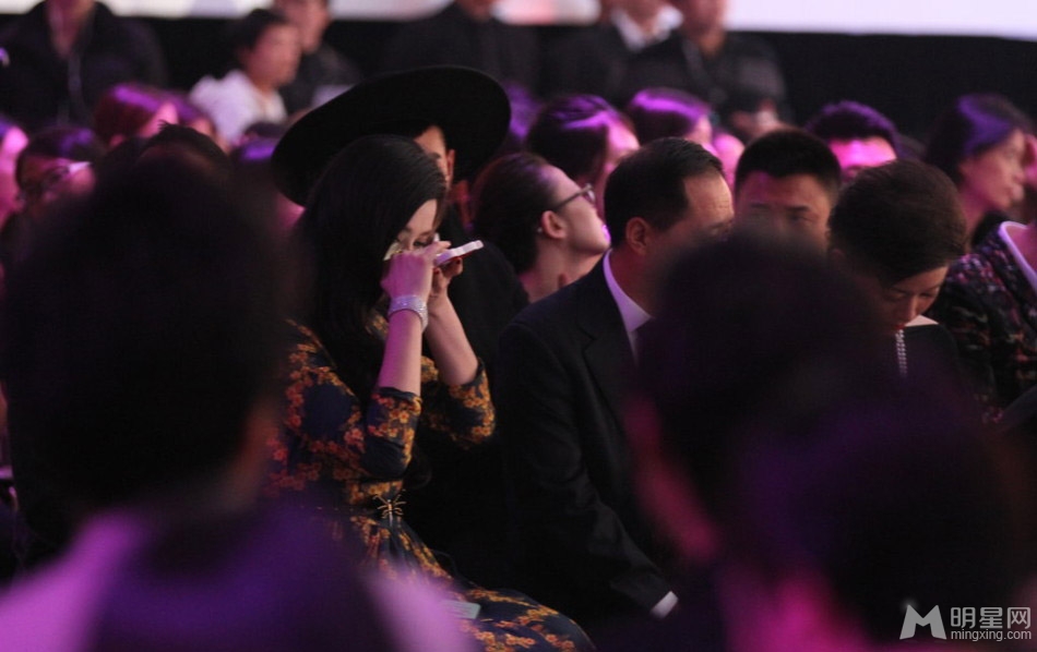 范冰冰着豹纹裙现身时装秀遭土豪男索求合影_图-2