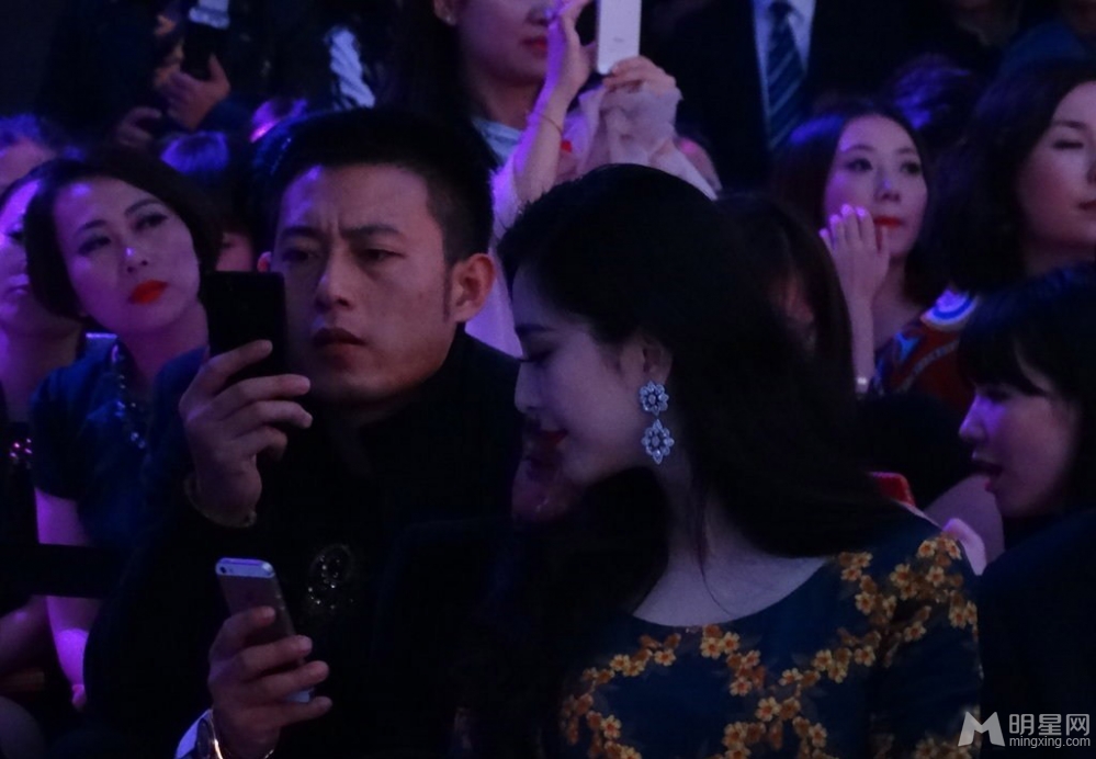 范冰冰着豹纹裙现身时装秀遭土豪男索求合影_图-18
