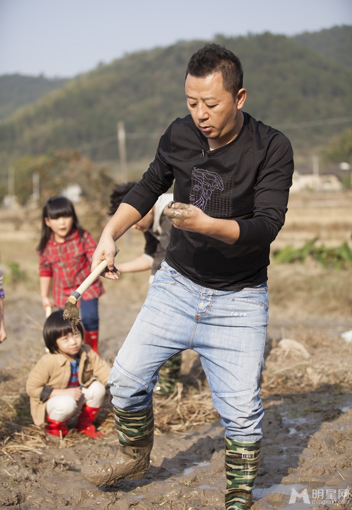 爸爸去哪儿最新剧照潮爸萌娃田间抓泥鳅_图-5
