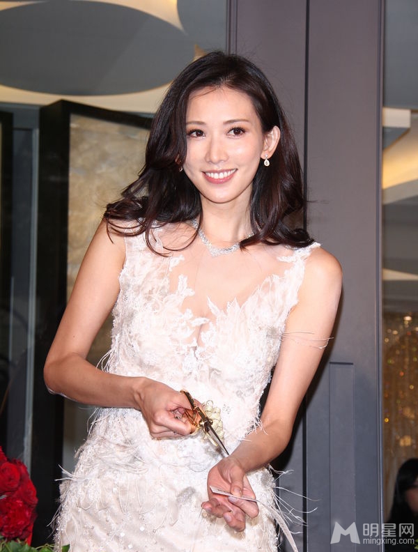 林志玲着蕾丝透视裙亮相唯美女神秒杀全场_图-13