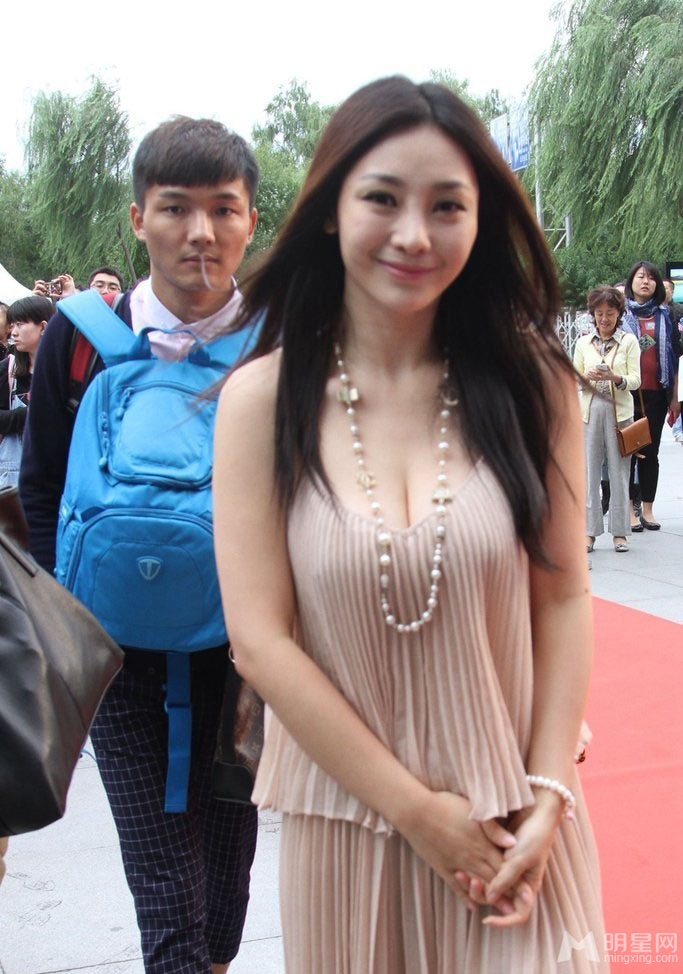 柳岩性感低胸秀豪乳香肩微露女神范_图-6