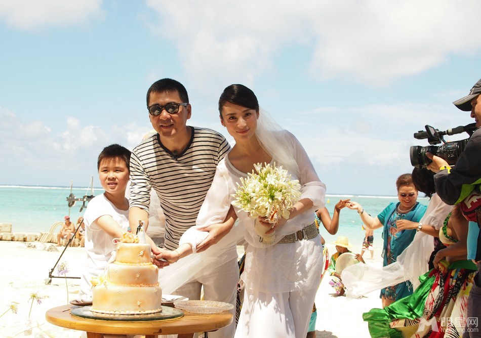 陈建斌蒋勤勤结婚8周年补办婚礼浪漫湿吻_图-13