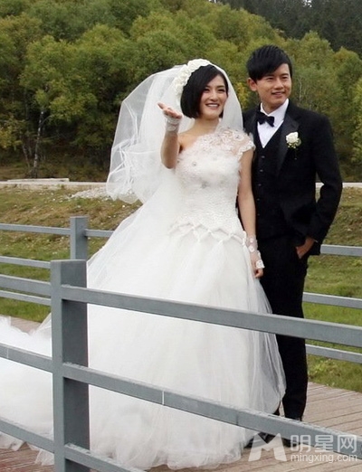 杨幂复古佟丽娅美艳女星出嫁造型大pk_图-9