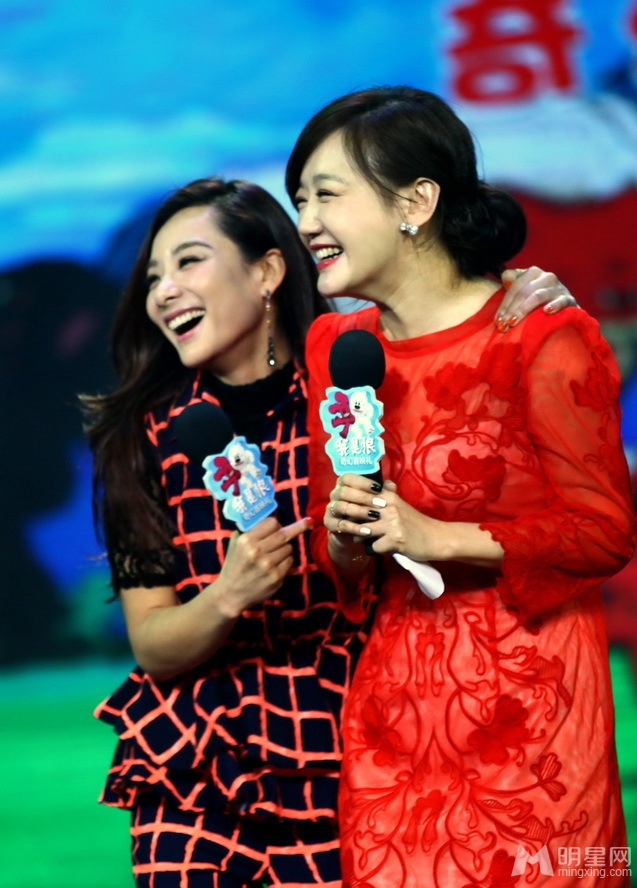 刘璇薛佳凝现场玩亲亲大秀闺蜜之情_图-4