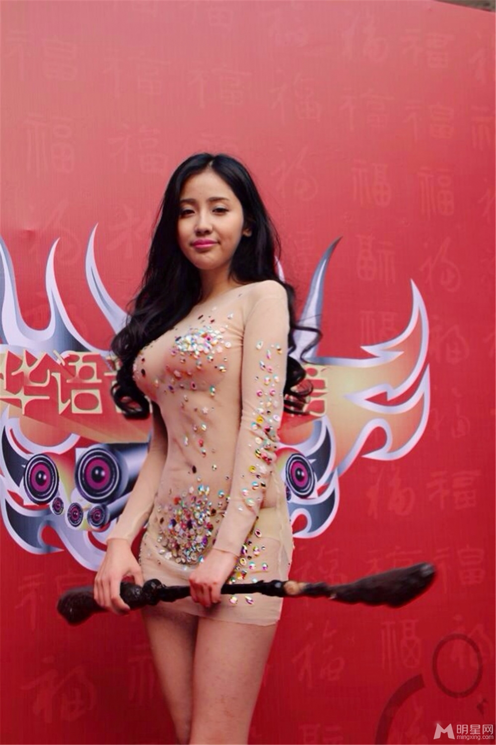 戴予桐着肉色透视裙现身拿打狗棍超雷人_图-5