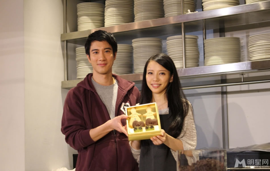 王力宏与老婆李靓蕾现场自制喜饼秀恩爱_图-1