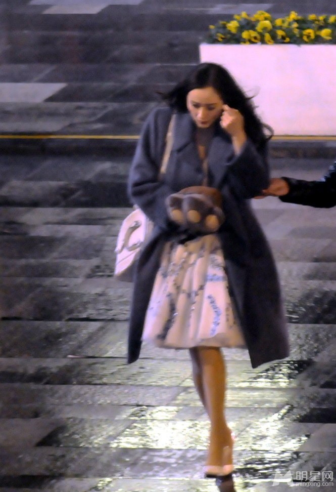 杨幂小时代3片场照踩高跟鞋获众人伺候_图-5