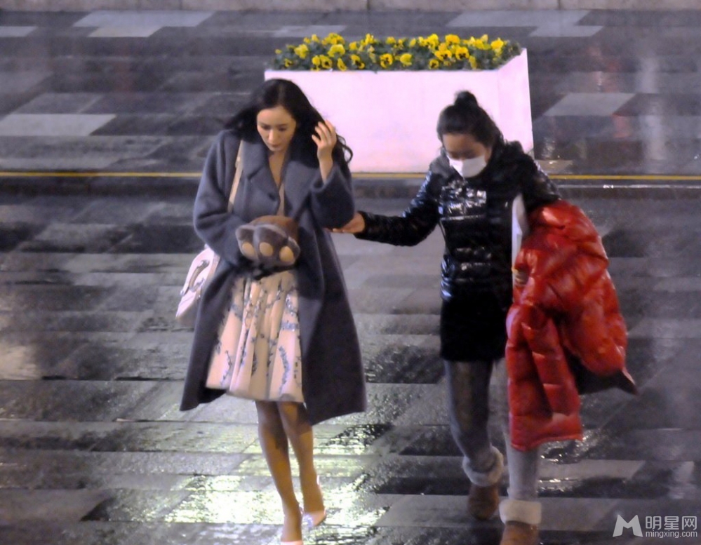 杨幂小时代3片场照踩高跟鞋获众人伺候_图-6