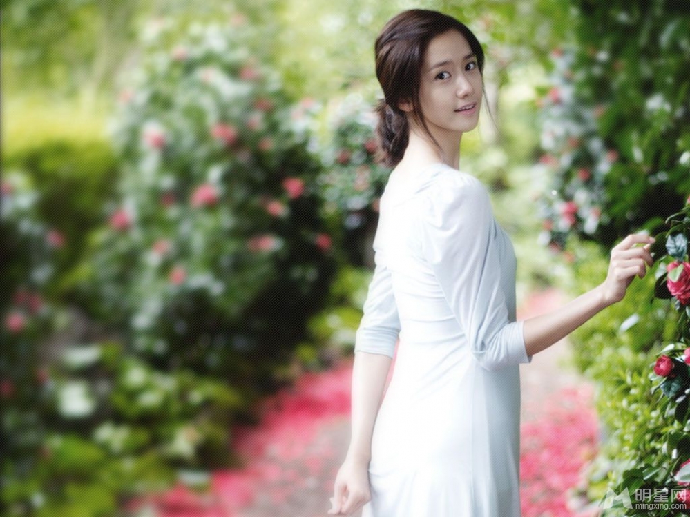 林允儿露背写真魅惑眼神诠释少女情怀_图-2