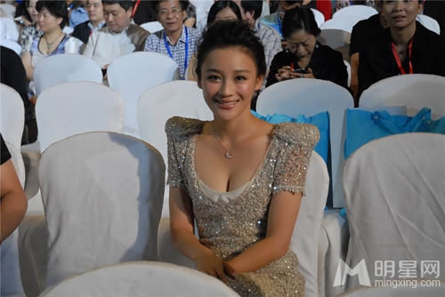 杨幂袁姗姗古力娜扎女星五官PK吐槽_图-17
