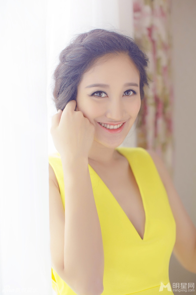 曾泳醍靓丽时尚写真甜美随性展笑容_图-2