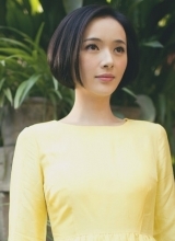 李依琳文艺写真清新脱俗明黄亮眼
