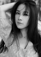 何琳黑白时尚写真凌乱长发另类妩媚