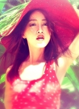 赵子琪炫彩霓虹写真展独特率性之美。