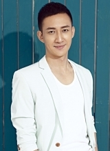 王阳时尚帅气写真着白色西装显干练