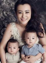 郝蕾携双胞胎儿子出镜辣妈魅力不减