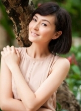 戴娇倩短发写真洋溢青春笑容