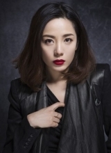 杨紫嫣时尚写真曝光红唇烈焰惹诱惑