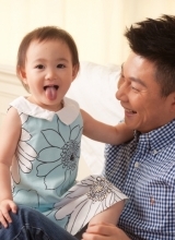 李小鹏奥莉亲子写真曝光大眼睛萌翻网友