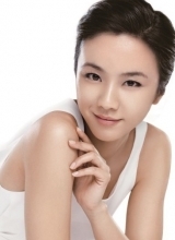 女神汤唯俏皮出镜小露香肩性感妩媚