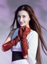 张虹一时尚写真曝光白色长裙秀美腿