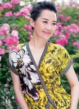 许晴夏日花丛写真化身时尚花仙子