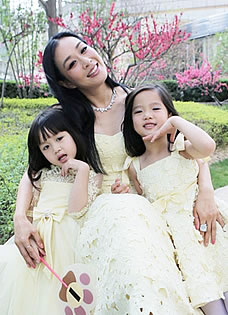 辣妈萌宝亲子装欢乐来袭李小璐嘟嘴亲女儿