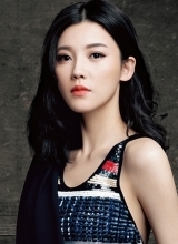 杨子姗时尚写真曝光亮片背心秀性感