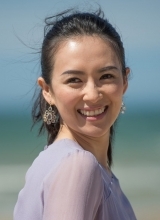 章子怡法国风情浪漫写真笑容灿烂如朝阳