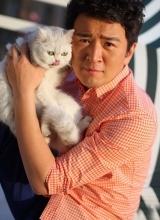 郭家铭携萌猫拍时尚大片俏皮与萌猫惬意互动