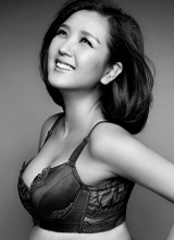 辣妈何洁半裸写真彰显新生代时尚孕妈