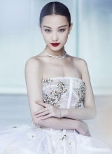 倪妮时尚写真曝光精致妆容变身女王天后