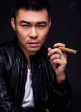 王冠淇搞怪写真曝光黑色墨镜酷劲十足