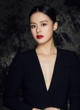 王力可红唇魅惑写真深V大秀美胸