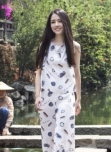 郭碧婷小镇拍写真清新脱俗游走小巷