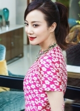 陶红休闲户外街拍曝光烈焰红唇尽显熟女风范