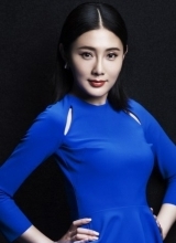 女星张译木时尚写真一袭蓝裙化身蓝精灵