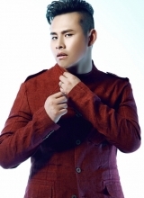 姚雨鑫时尚写真曝光紫红装彰显男人魅力