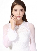张璇唯美写真曝光白色蕾丝裙秀傲人上围
