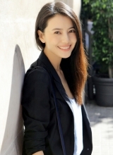 高圆圆曝畅游欧洲美照笑容甜美清新可人