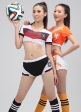 美橙姐妹花变身足球宝贝大秀性感小蛮腰