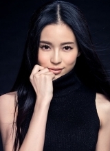 温馨优雅写真长发飘飘凸显女神范