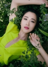 司珂华郊野写真烈焰红唇相得映彰